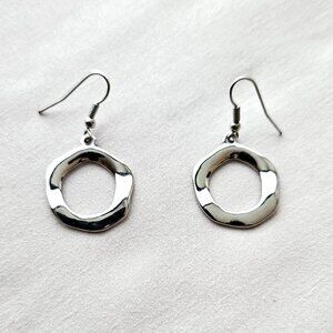 Silver Wavy Circle Dangle Earrings | EUC
